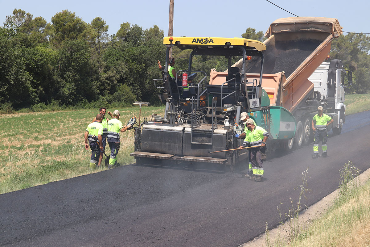 Arreglen una carretera del Pla de l’Estany amb asfalt fet amb ampolles de plàstic reciclades