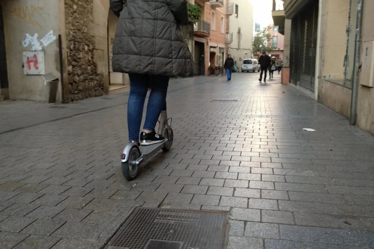 La Guàrdia Urbana de l’Hospitalet de Llobregat posa més de 1.900 multes a conductors de patinets elèctrics
