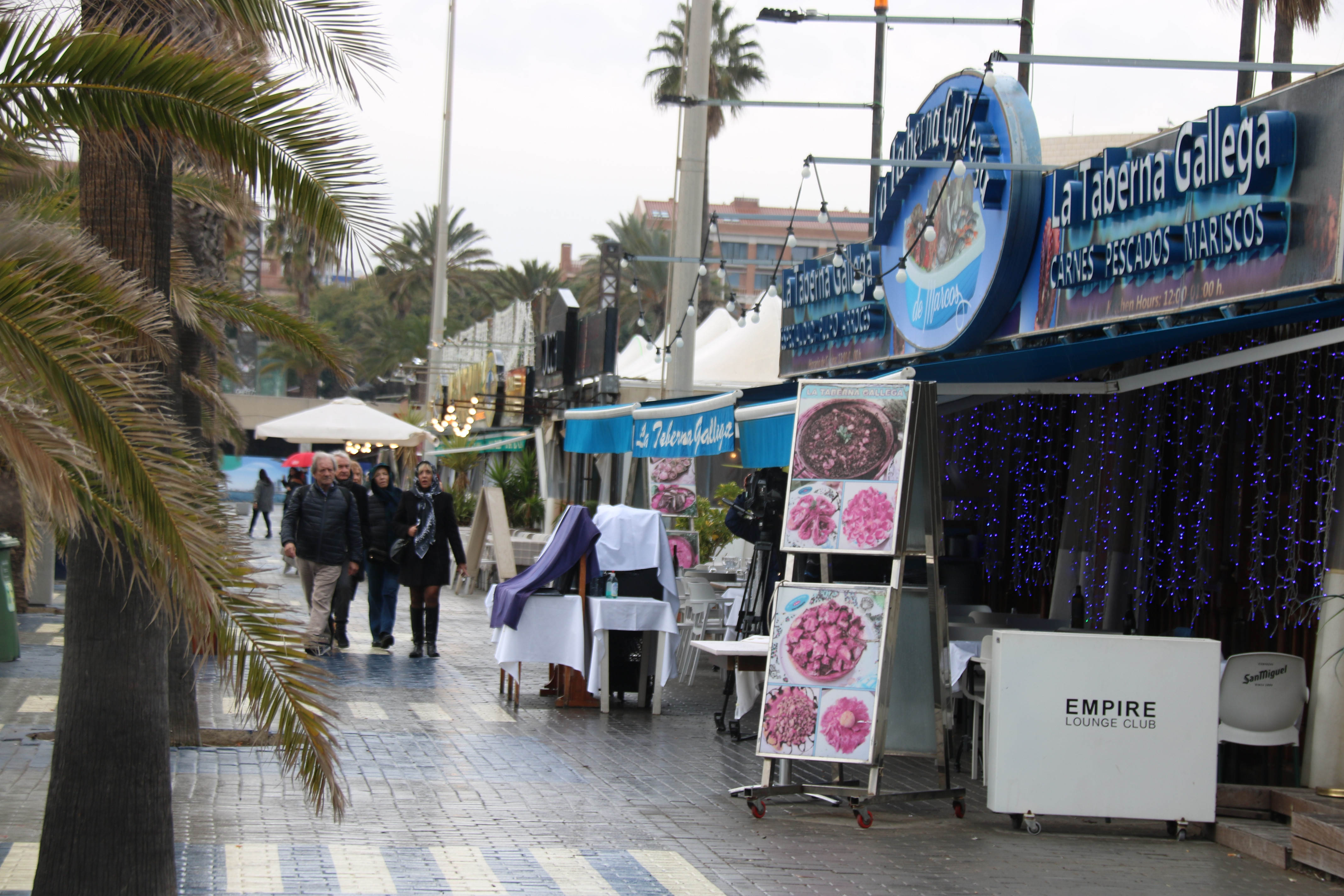 Resignació i tristor entre els restauradors i treballadors dels locals del Port Olímpic obligats a tancar