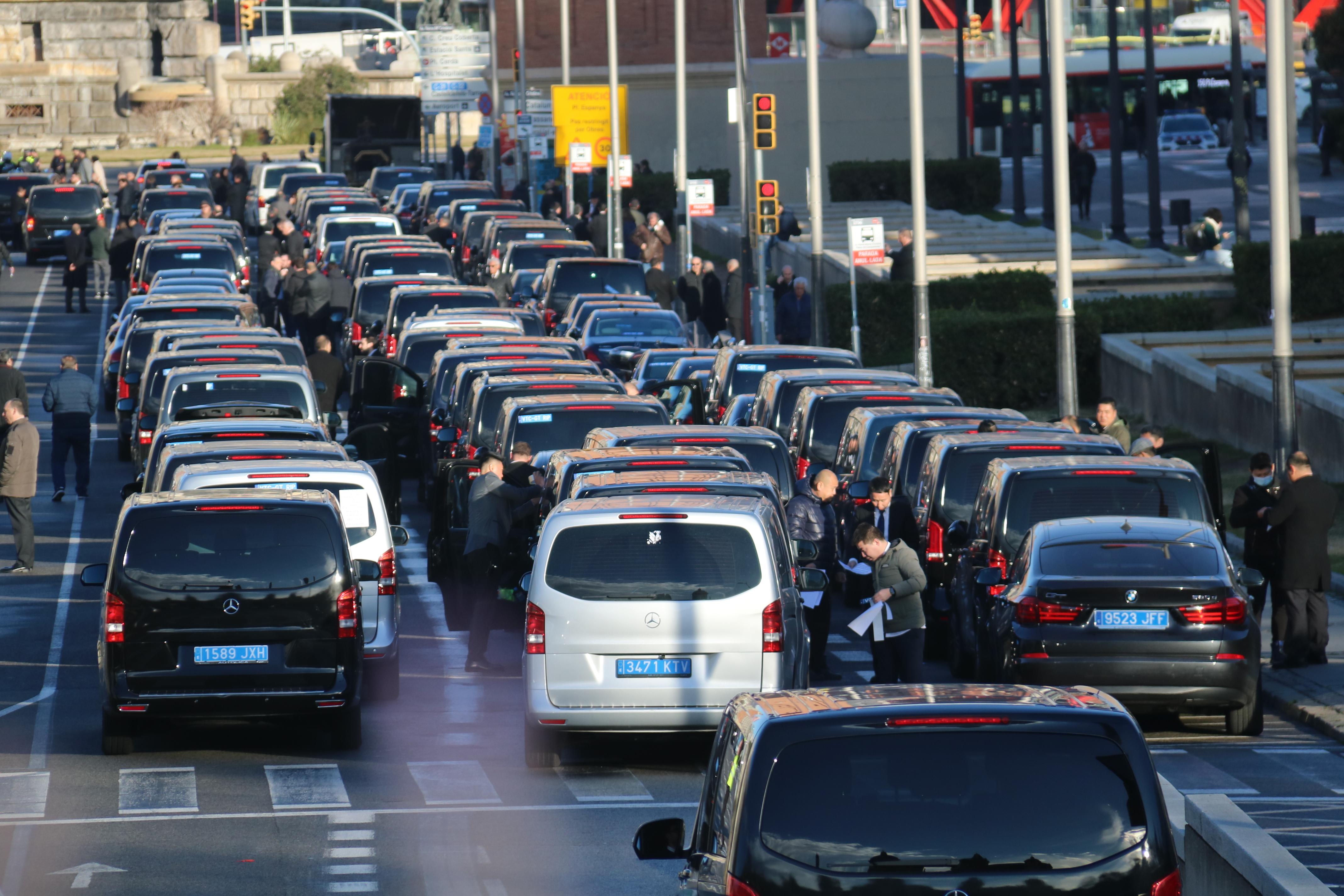 Centenars de conductors de VTC tradicionals escenifiquen un funeral del sector i fan una marxa lenta per Barcelona