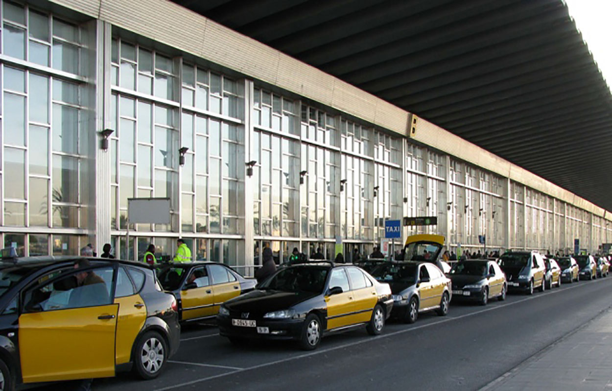 Els taxistes preparen quatre dies de protestes a l’aeroport del Prat contra els conductors «pirata»
