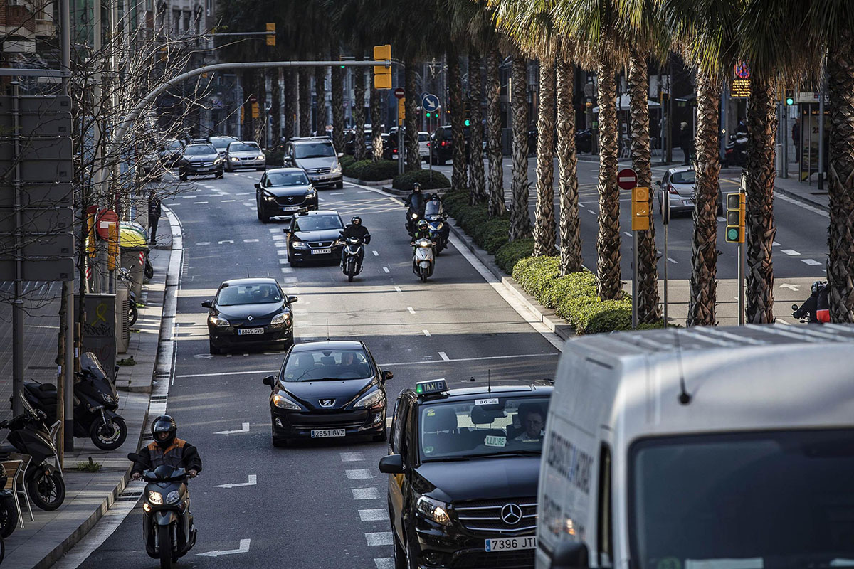 El 50% dels vehicles privats que es mouen per Barcelona tenen una alternativa en transport públic, segons el RACC