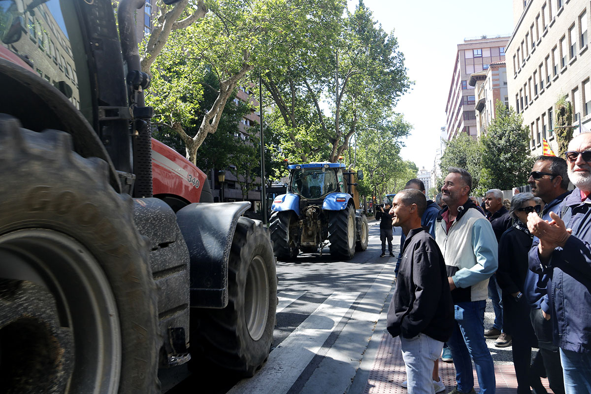 Desenes de tractors de Ponent i les Terres de l’Ebre es concentren a Saragossa davant la CHE en protesta per la manca de planificació