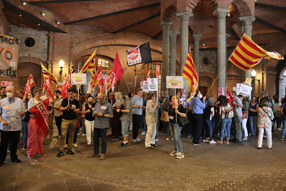 CCOO, CGT i la Intersindical es tanquen a la seu de la Diputació de Barcelona per reivindicar millores salarials