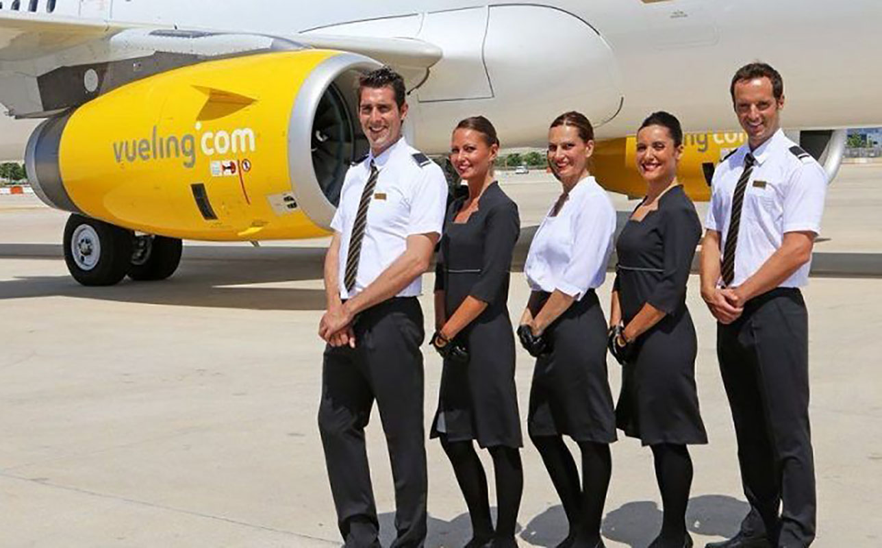 Vueling canvia el calçat de les tripulants de cabina després de la denúncia per exigir maquillatge i talons