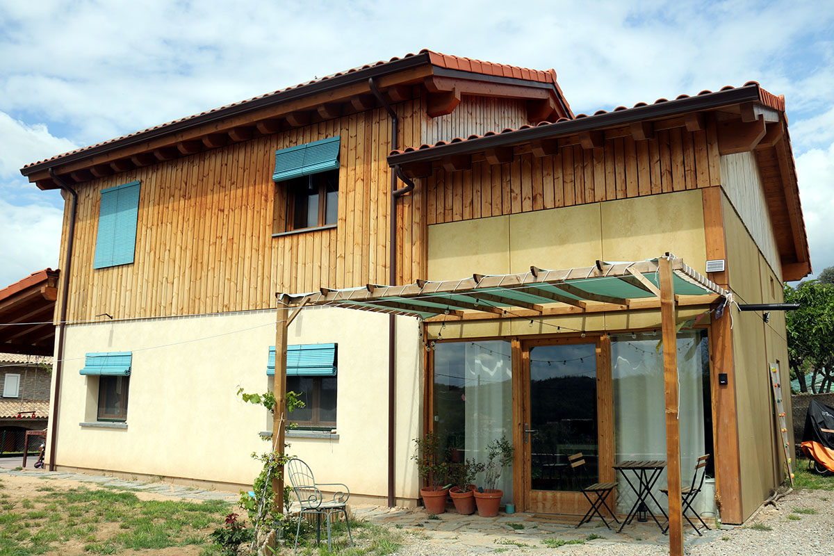 Firhàbitat posa en valor materials de construcció sostenibles com la palla: «Volem capgirar el conte dels tres porquets»