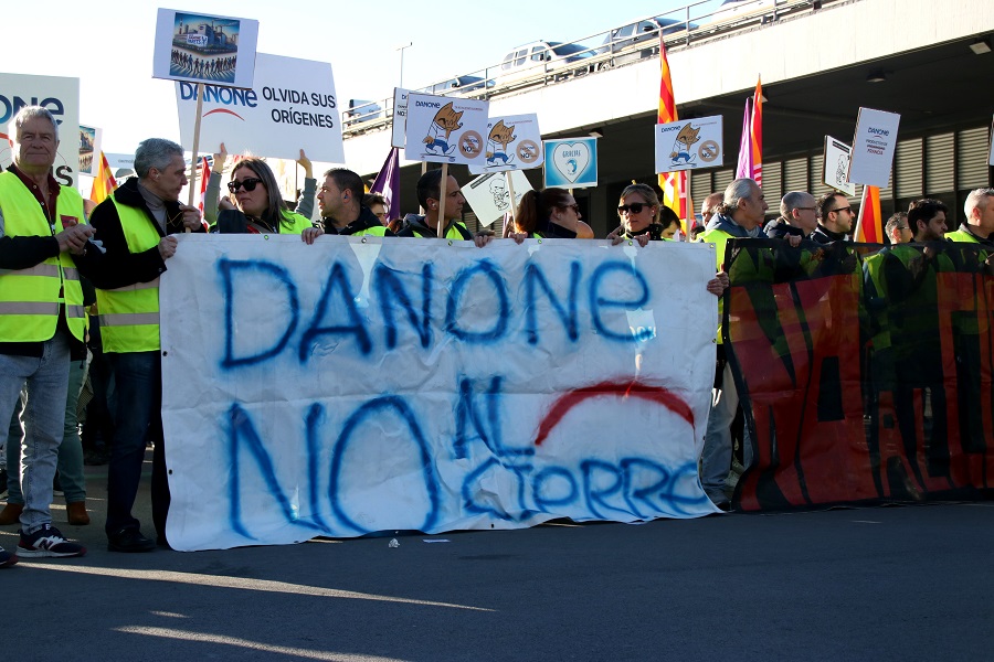 Els treballadors de Danone porten el «no al tancament» de la planta a la seu de la companyia a Barcelona
