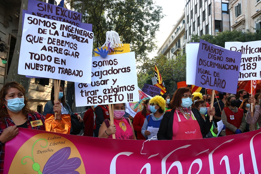 L’economia submergida repunta en les feines de la llar: més d’un terç de les treballadores no té contracte
