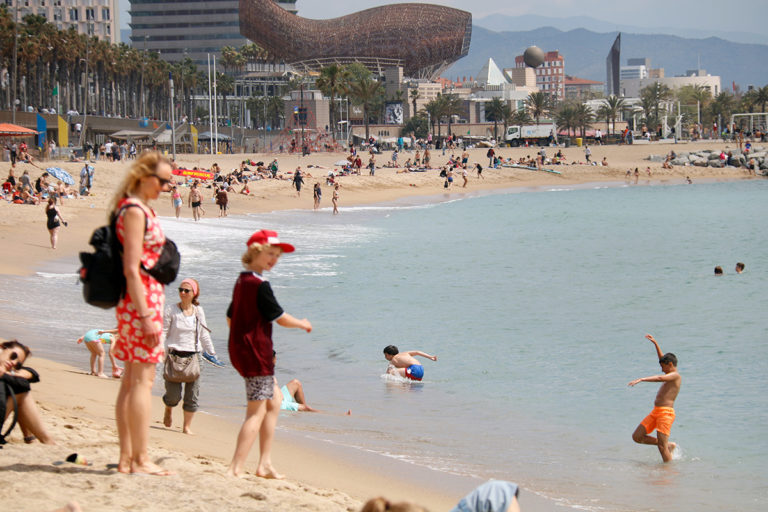 El turisme frega els nivells prepandèmia a l’agost amb 2,5 milions de viatgers, un 3% menys que el 2019